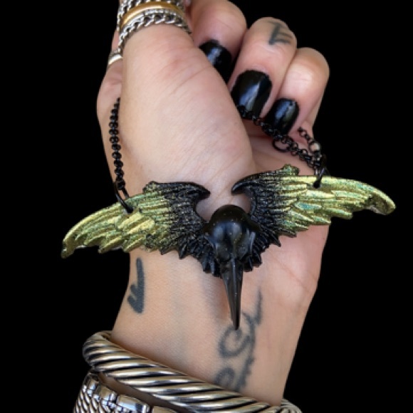 Black & yellow glitter resin skull crow necklace - Picture 3 of 11